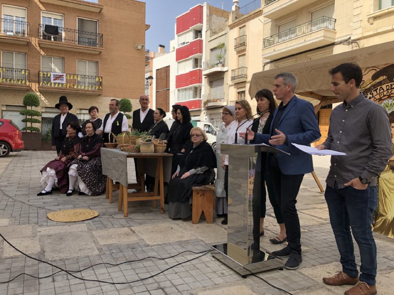 10 anys d’Amposta centenària La Festa del Mercat a la Plaça renova el guió del 90% dels espectacles i inclou una rua de tancament amb tots els personatges Amposta, 